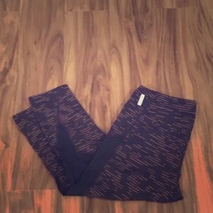 EUC Zella cropped yoga pants with mesh panels (L)